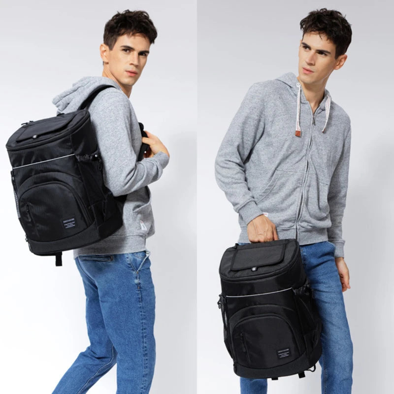Ung man med en svart kylryggsäck, flexibel design för alla tillfällen